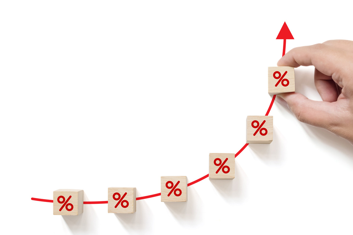 Ein aufsteigender Graph mit Würfel auf welche ein Prozentzeichen gedruckt ist