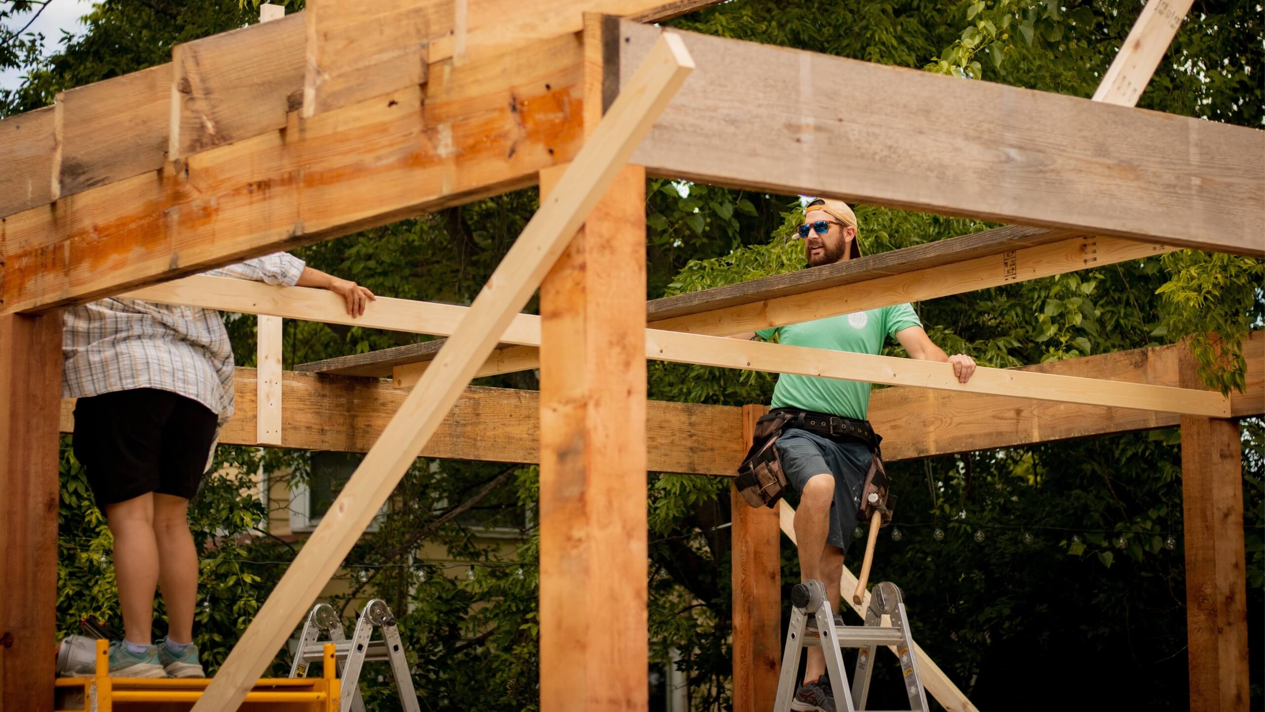 Zwei Forstleute bauen ein Holzhaus, mit Hilfe der versicherung der BDF Sozialwerk Bauherrenhaftpflichtversicherung