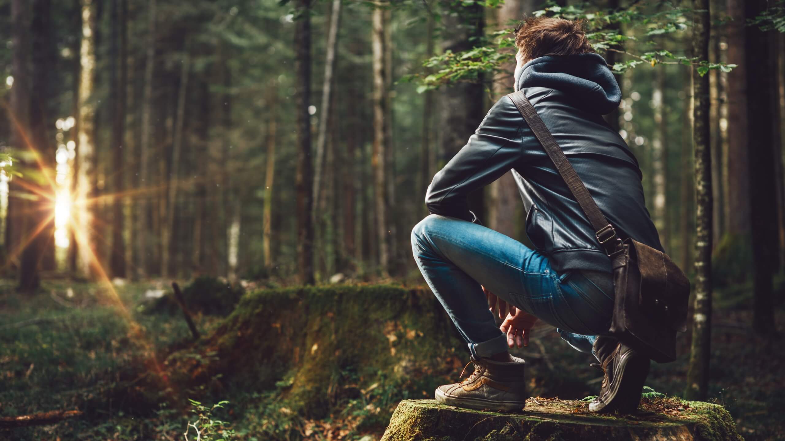 Forststudent im Wald abgesichert durch die BU-Versicherung des BDF Sozialwerk, Arbeitskraft geschützt durch die Berufsunfähigkeitsversicherung. Starker Versicherungsschutz