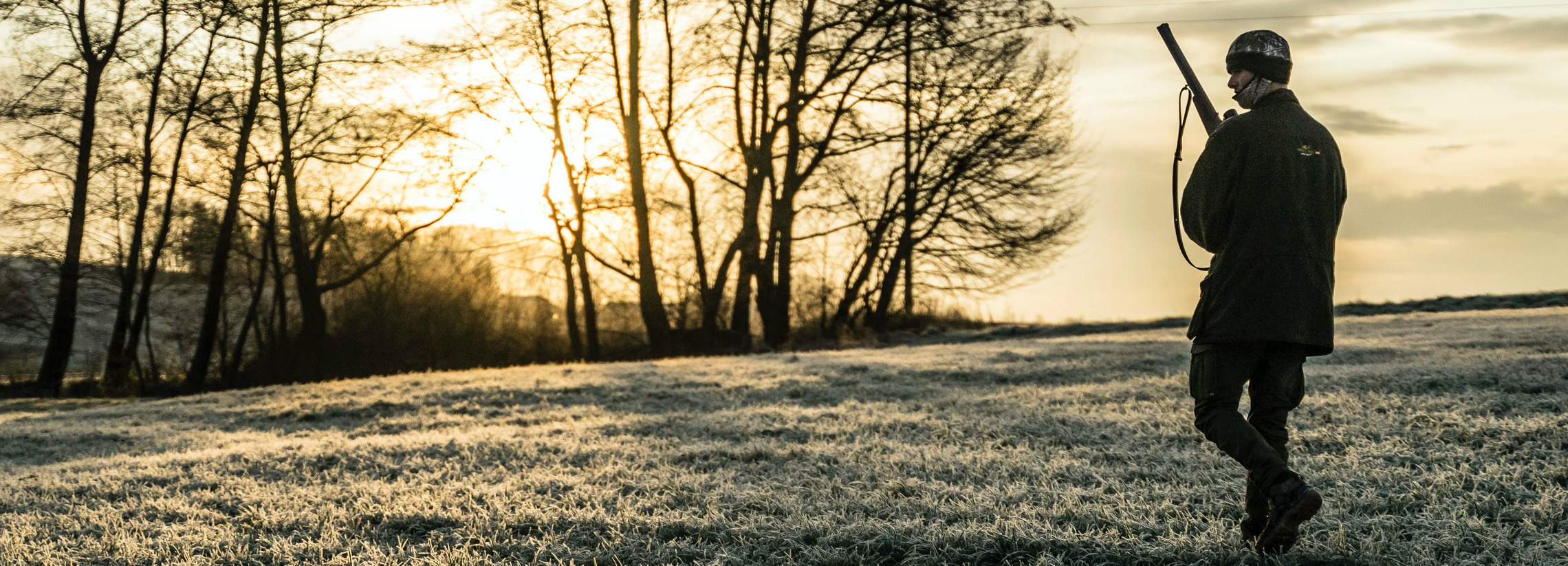 Jäger auf der Jagd bei Sonnenuntergang bei Frost