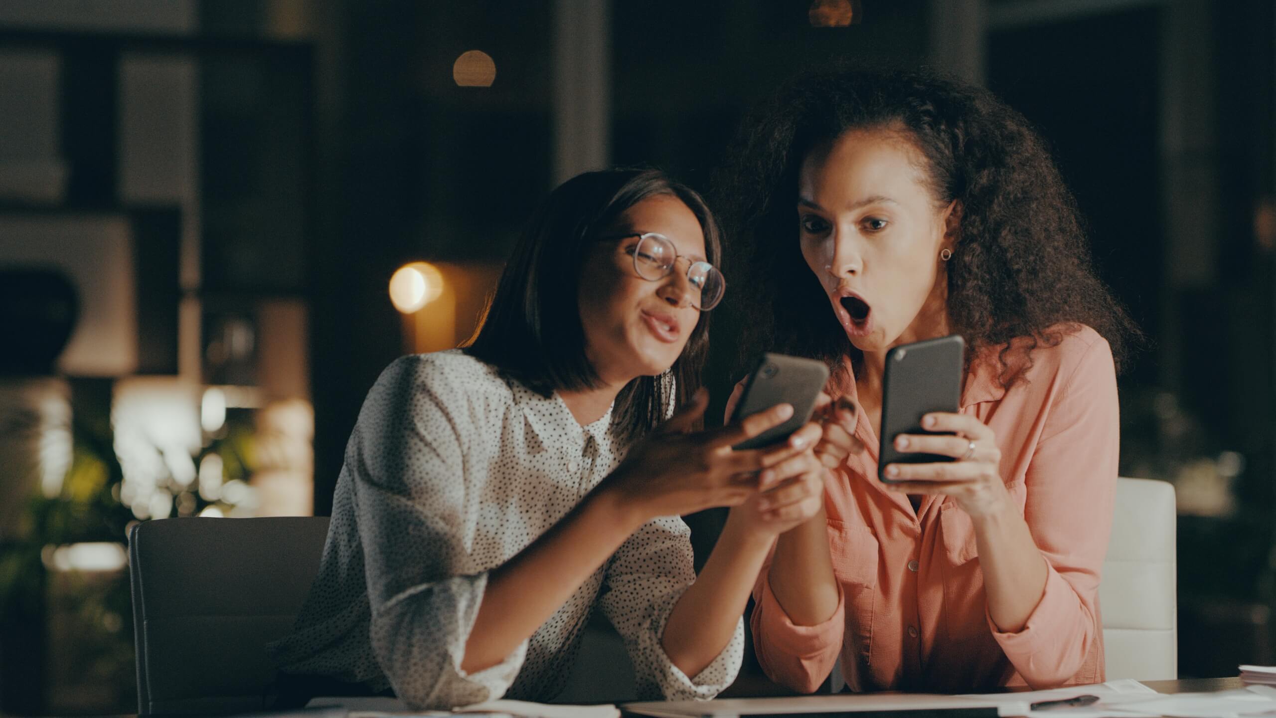 Zwei Frauen vergleichen online Versicherungen mithilfe des Vergleichsrechners des BDF Sozialwerk. Schnelle und einfache vergleiche online 