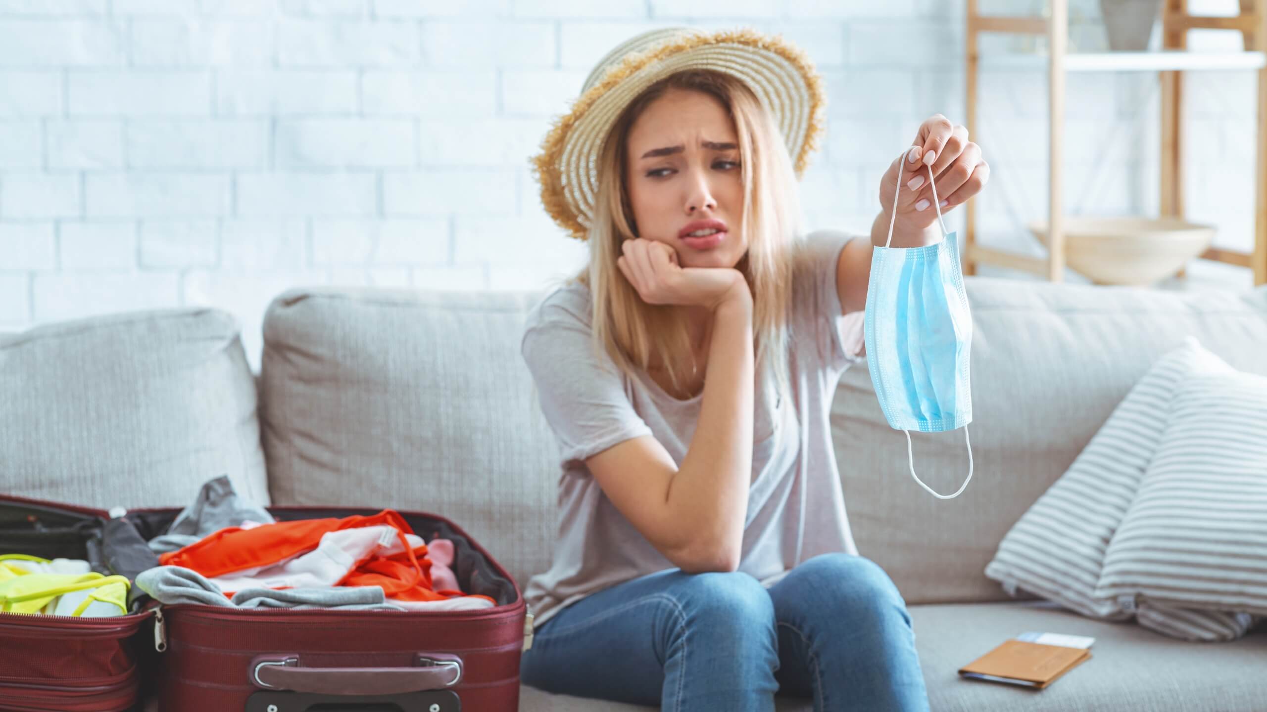 Traurige Urlauberin die ihre Reise wegen Krankheit und Notfall absagen muss. Aber Stornokosten werden mit Hilfe der Reiserücktrittversicherung des BDF Sozialwerks vermieden.