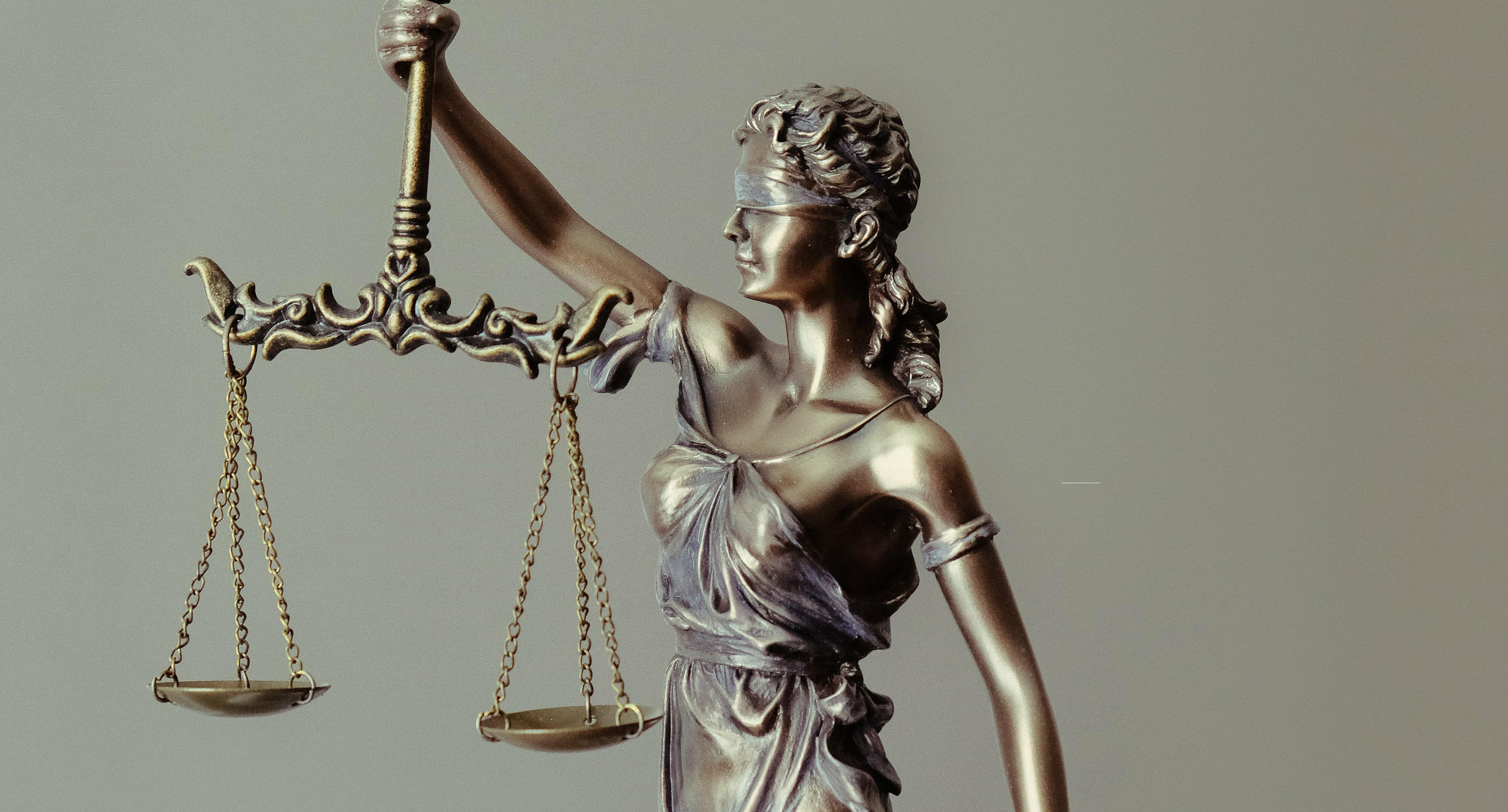 Statua mit Waage, Gewerbe-Rechtschutzversicherung