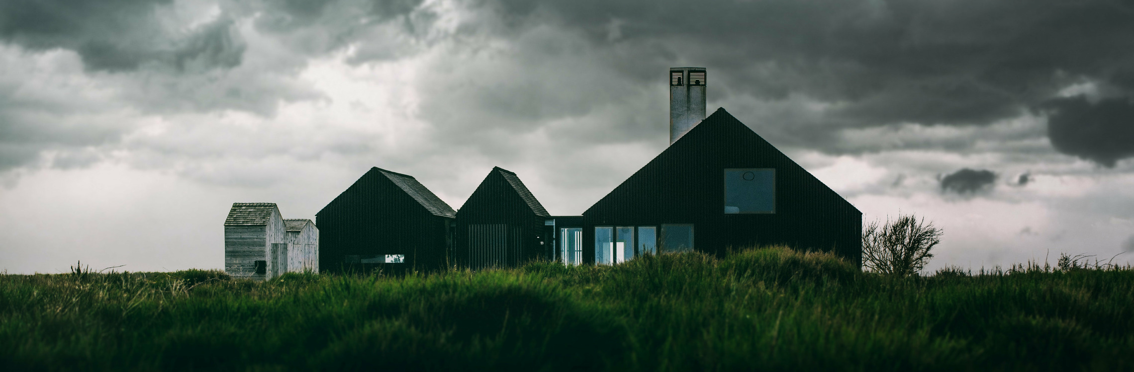 Ein Haus steht auf einer Wieße, die Wohngebäudeversicherung 