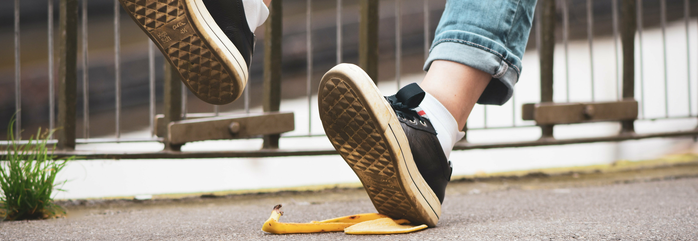 Ein Mann rutscht auf Banane aus | Die Unfallversicherung 
