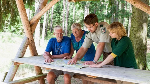 Förster helfen Rentnern im Wald und stärken die Gemeinschaft.