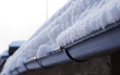 Schnee in einer Dachrinne | Elementarversicherung