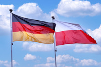 Deutsch und polnische Flagge Das Bild zeigt die deutsche und die polnische Flagge