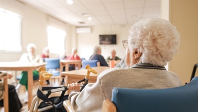 Oma im Altersheim mit ihren Kollegen