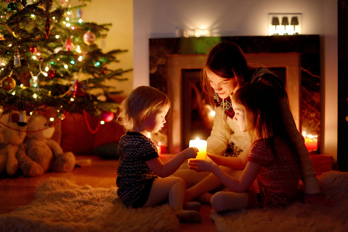 Familie unter einem Christbaum