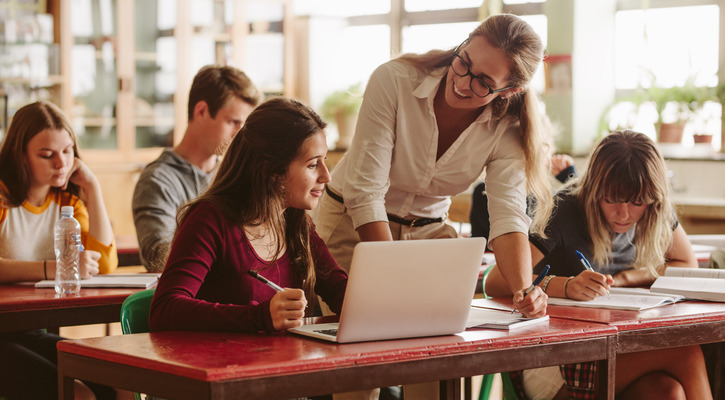 Studenten die studieren | Berufsunfähigkeitsversicherung