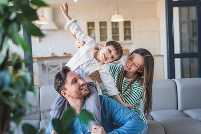 Glückliche Familie mit Vater, Mutter und Kind