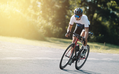 Ein Radfahrer fährt Rad | Fahrradversicherung