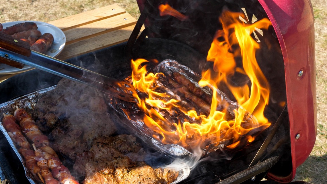 Mann am grillen