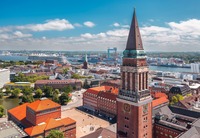 Das Bild zeigt die Stadtlandschaft Kiel und den Hafen. 