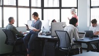 Personen, die in einem Büro arbeiten. Das Bild zeigt Personen, die in einem Büro arbeiten.