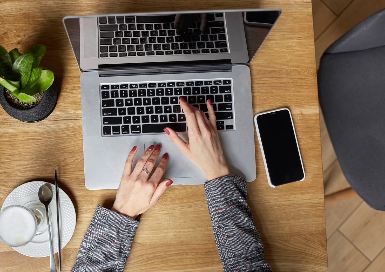 Ein offener Laptop der denVersicherungsblog zeigt