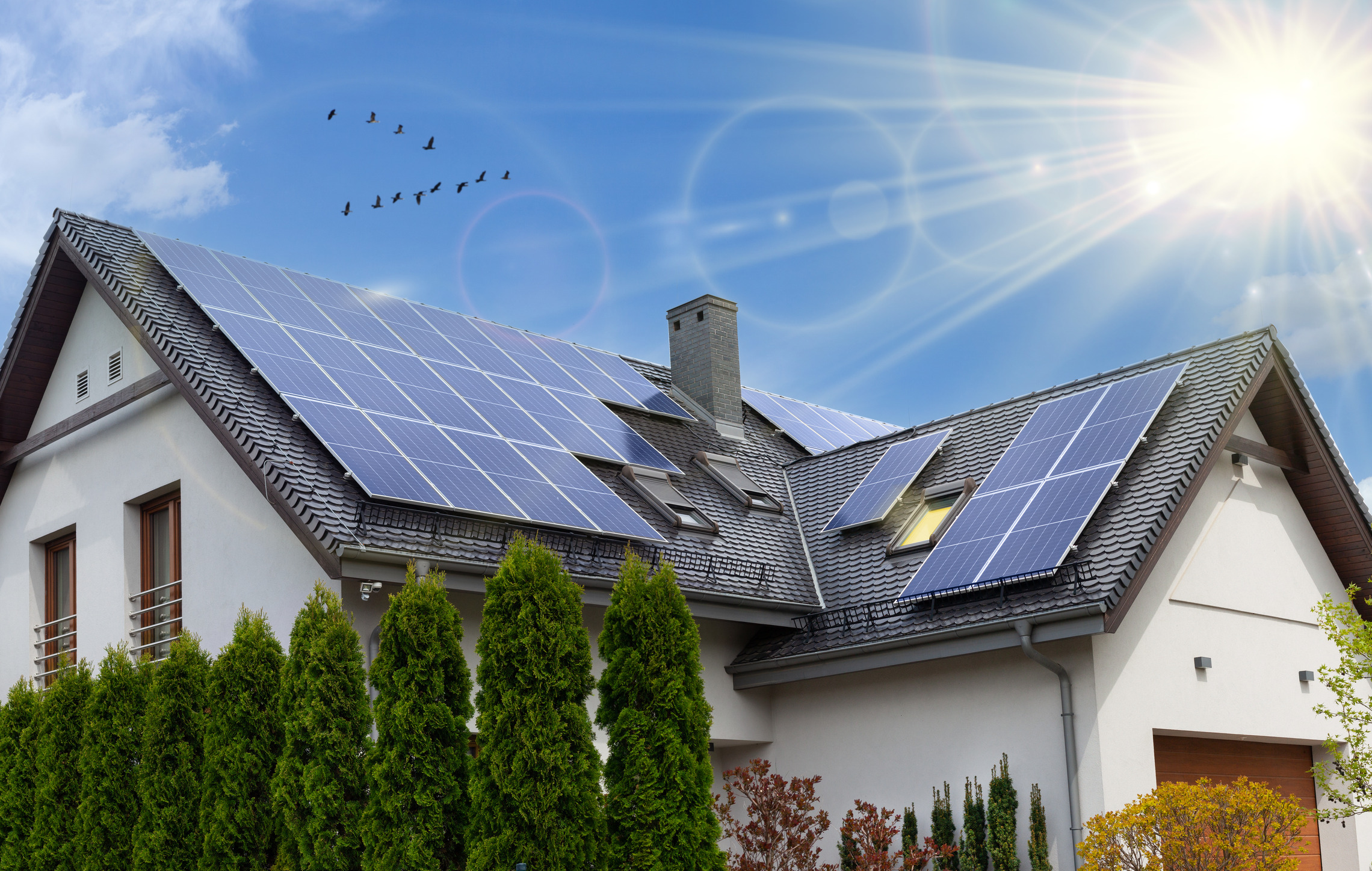 Ein Muss für Solaranlagenbesitzer: Ein modernes Haus mit Solaranlage | Blog Solaranlagenversciherung