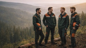 Vier junge Berufseinsteiger im Forstbereich mit Blick in die Landschaft – Sinnbild für langfristige Vermögensplanung und finanzielle Perspektiven.